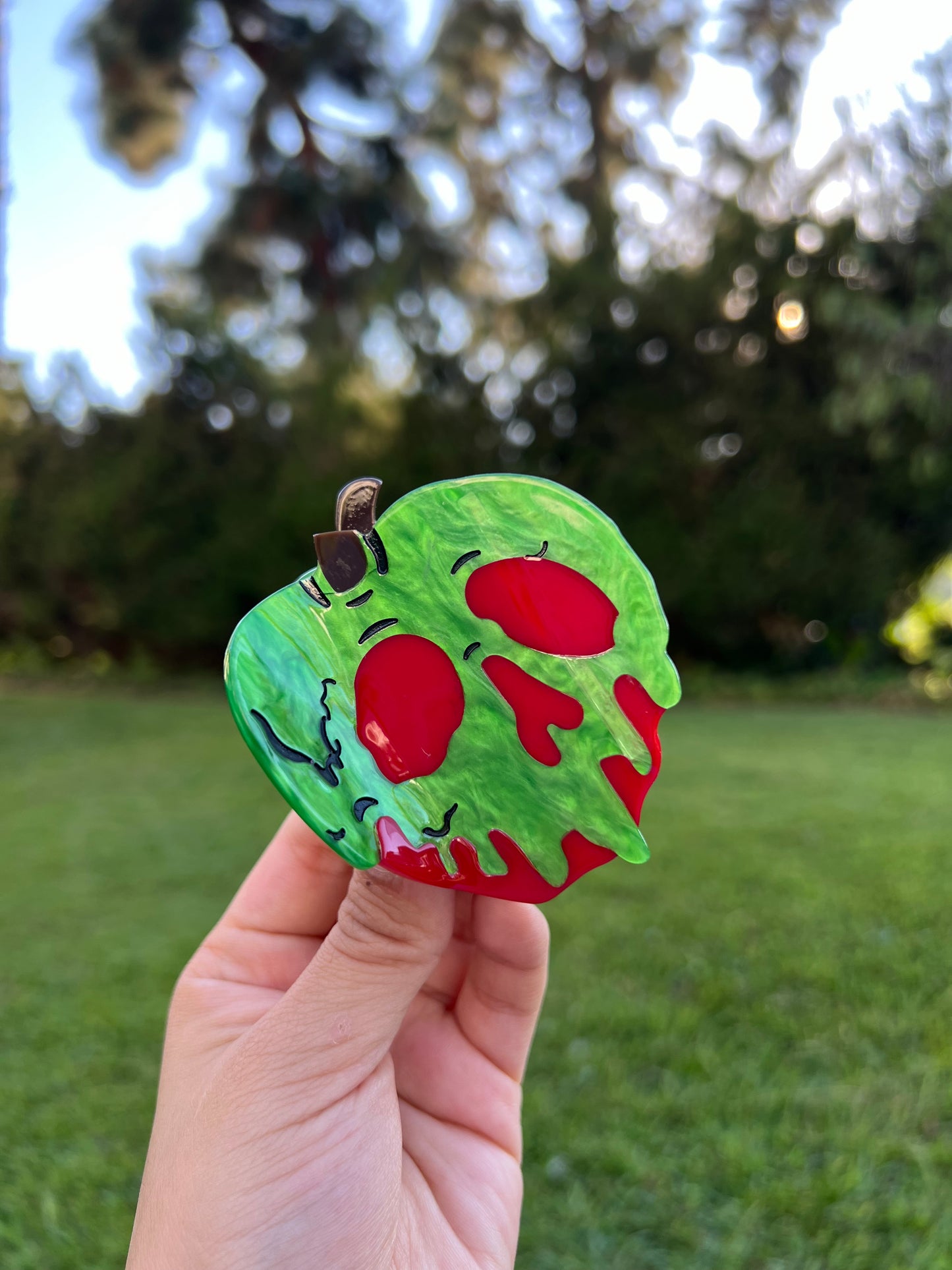 'Enchanting Apple Bite' Hair Claw